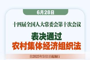 太幸福了？一女球迷与C罗握手，C罗还帮忙哄她儿子别哭